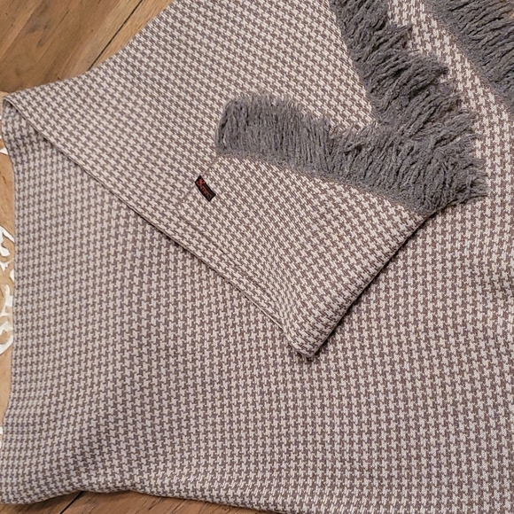 Curling Houndstooth Shawl ~ made in Italy Tan & Off White w/ grayish fringe - Picture 12 of 17